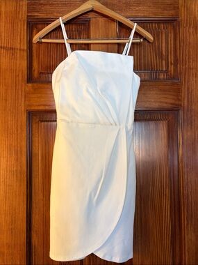 drinks on me white sleeveless pleated bodycon dress Party (Washington Square Press/S&S) or opt for chunky Dath:Gorm-Spéir LGHM 3 Piece Bedroom